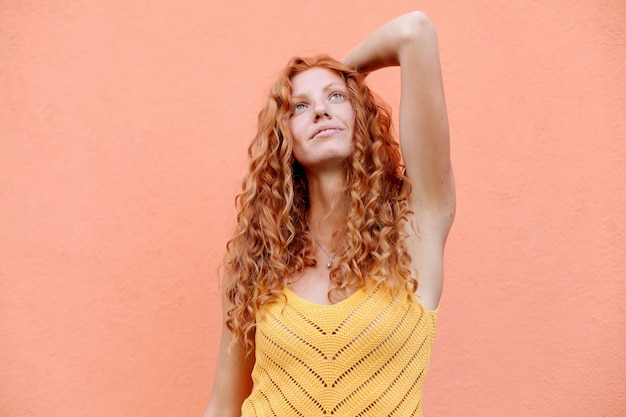 Retrato sincero de mulher de cabelo vermelho autêntico.