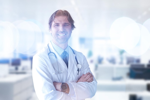 Retrato de smilling médico senior de medicina en su ordenación