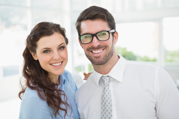 Foto retrato de socio comercial sonriendo juntos