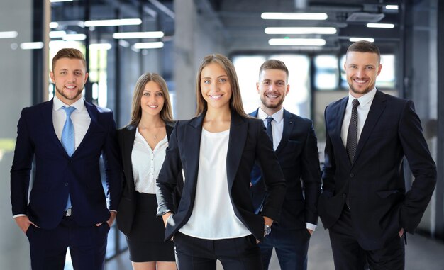 Retrato de socios comerciales felices mirando a la cámara