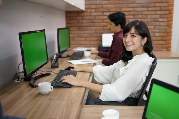 Retrato de socios de negocios feliz