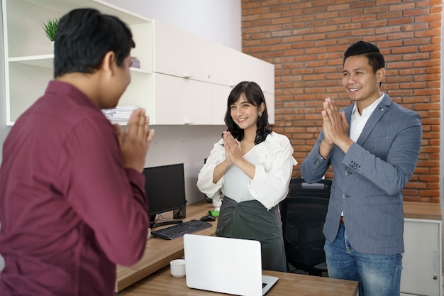 Retrato de socios de negocios feliz