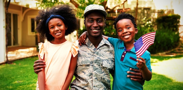 Retrato de soldado con niños