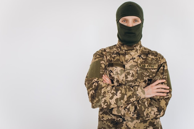 Retrato de un soldado ucraniano en uniforme militar sobre un fondo blanco.