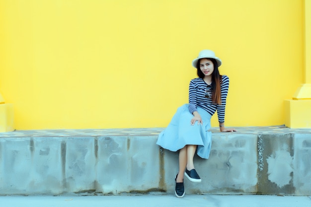 Retrato soleado de la moda de la forma de vida de la mujer elegante joven del inconformista.