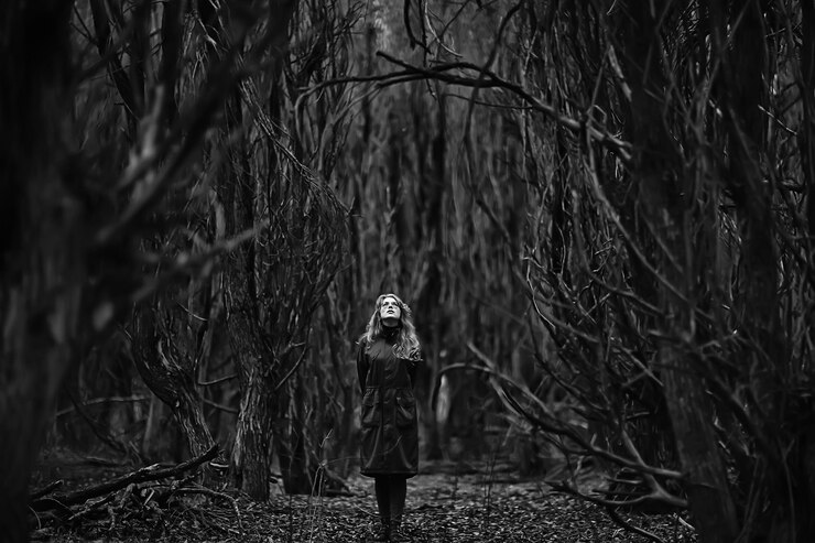 Foto retrato sombrio da garota do parque de outono, modelo incomum de aparência de outono de tonificação