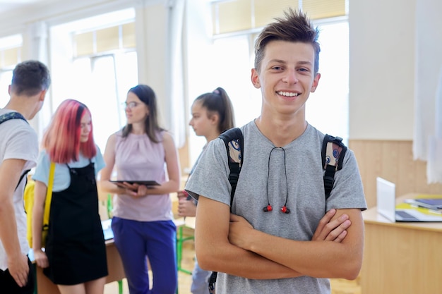 retrato, de, sonriente, adolescente, en, clase, en, descanso