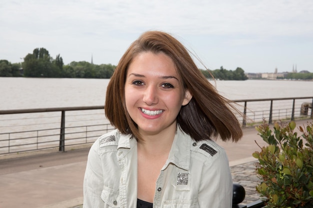 Retrato sonriente al aire libre de una hermosa joven morena