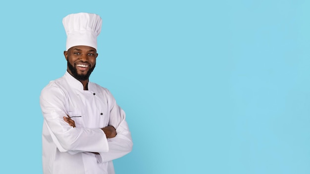 retrato, de, sonriente, americano africano, chef, llevando, uniforme, posición, con, brazos cruzados