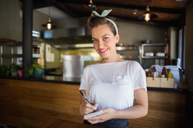 Retrato, de, sonriente, camarera, en, restaurante