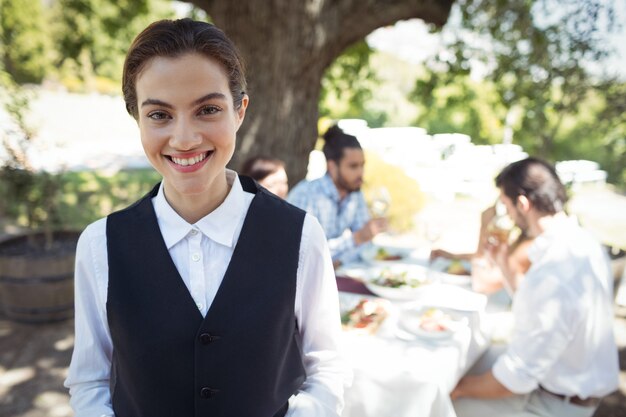 Retrato, de, sonriente, camarera