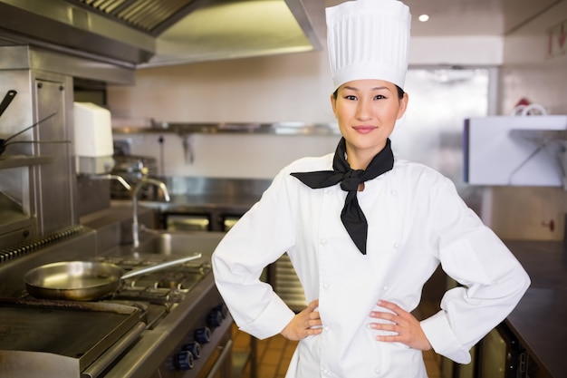 Retrato de sonriente cocinera en la cocina