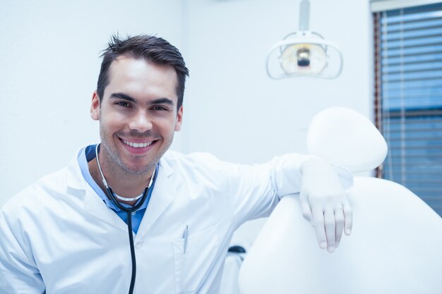 Retrato de sonriente dentista masculino