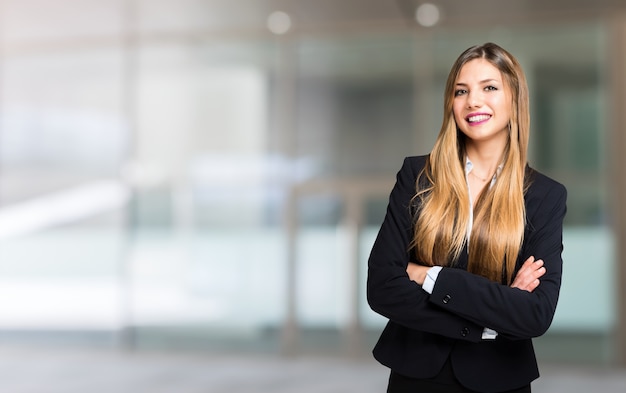 Retrato sonriente de la empresaria