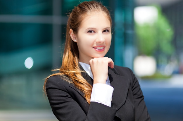 Retrato sonriente de la empresaria