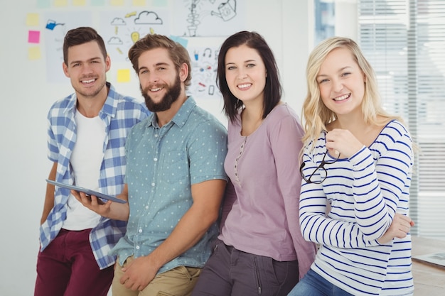 Retrato de sonriente equipo de negocios