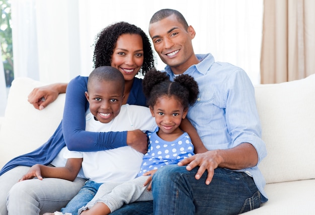 Retrato de una sonriente familia afroamericana