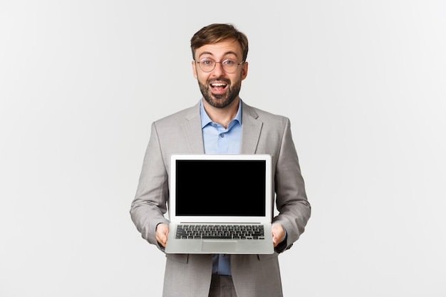 Retrato de sonriente feliz empresario con barba, gafas y traje