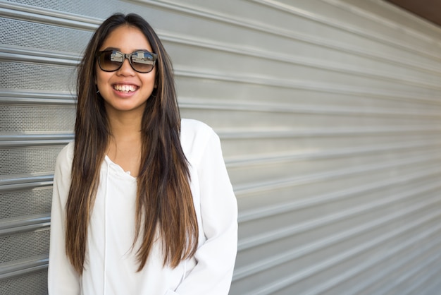 Retrato sonriente feliz de la mujer joven