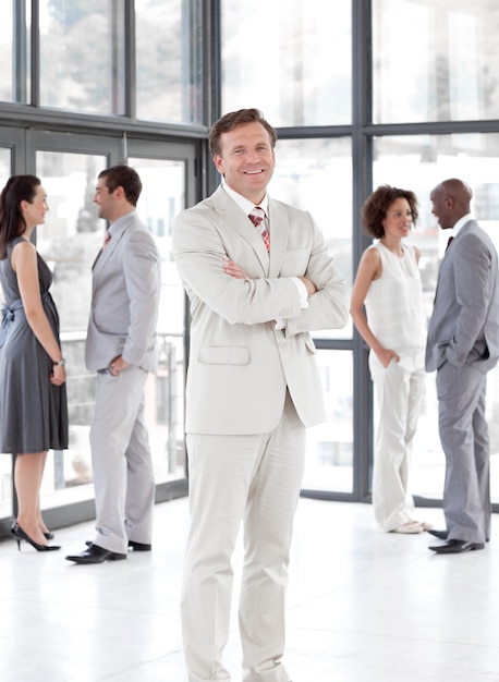 Retrato de un sonriente gerente masculino liderando a su equipo