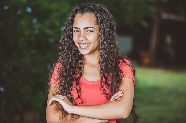 Retrato de sonriente hermosa joven agricultor