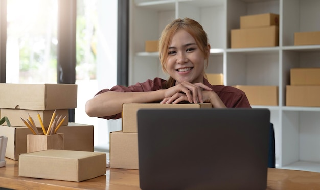 Retrato sonriente hermosa mujer asiática de negocios trabajando en línea en el escritorio de la oficina en casa usar computadora Pequeñas personas de negocios de asia empleado independiente en línea mercadeo de pymes comercio electrónico telemarketing