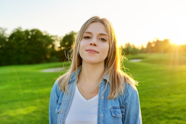 retrato, de, sonriente, hermoso, feliz, mujer joven, 20, años, viejo