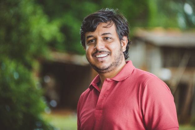 Retrato de sonriente hermoso joven agricultor masculino