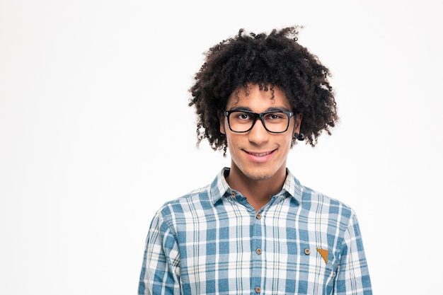 Retrato de un sonriente hombre afroamericano con gafas mirando aislado en una pared blanca