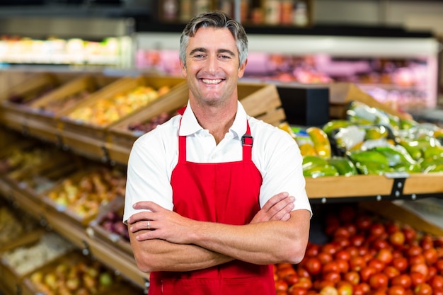 Retrato de sonriente hombre con delantal