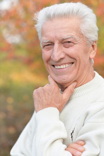 retrato, de, sonriente, hombre mayor, en el parque