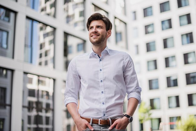 retrato, de, sonriente, hombre de negocios, en la ciudad