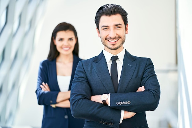 retrato, de, sonriente, hombre de negocios, y, mujer de negocios