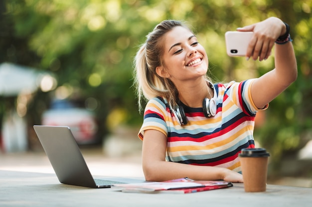 Retrato, de, un, sonriente, joven, adolescente