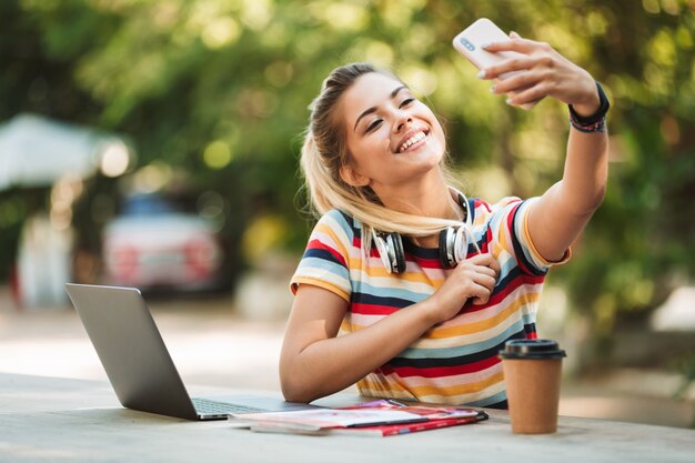 Retrato, de, un, sonriente, joven, adolescente