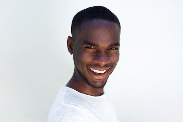 Retrato de sonriente joven africano