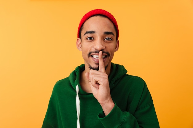 Retrato de un sonriente joven afroamericano en hat