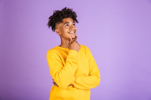 Retrato, de, un, sonriente, joven, afroamericano, hombre