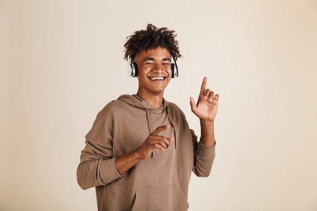 Retrato, de, un, sonriente, joven, afroamericano, hombre