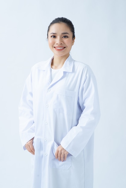 Retrato de sonriente joven doctora asiática en un fondo para su texto.