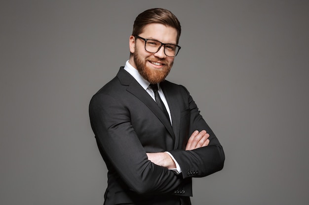 Retrato de un sonriente joven empresario vestido con traje