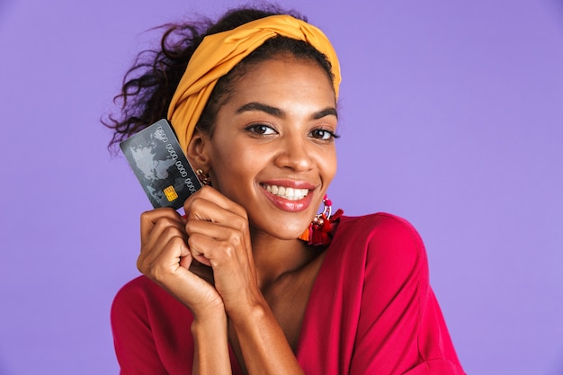 Retrato, de, un, sonriente, joven, mujer africana, en, diadema