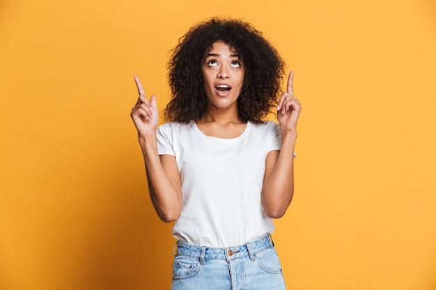 Retrato, de, un, sonriente, joven, mujer africana, señalar