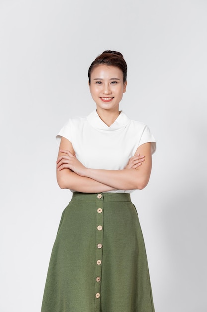 retrato, sonriente, joven, mujer asiática, con, brazos cruzados