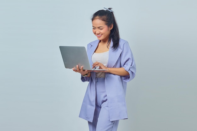 Foto retrato, de, sonriente, joven, mujer asiática, el mirar, computador portatil, aislado, blanco, plano de fondo