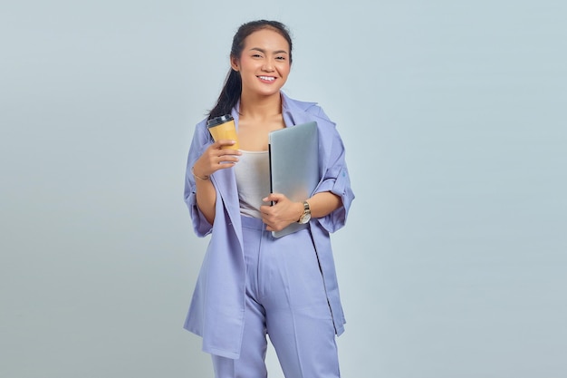 Foto retrato, de, sonriente, joven, mujer asiática, tenencia, computador portatil, y, café, aislado, blanco, plano de fondo