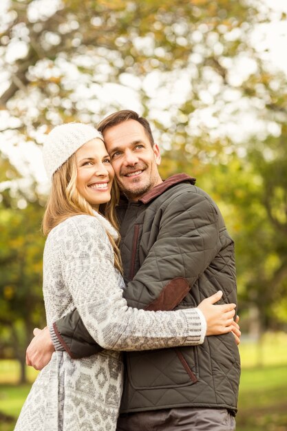 Retrato de sonriente joven pareja abrazándose