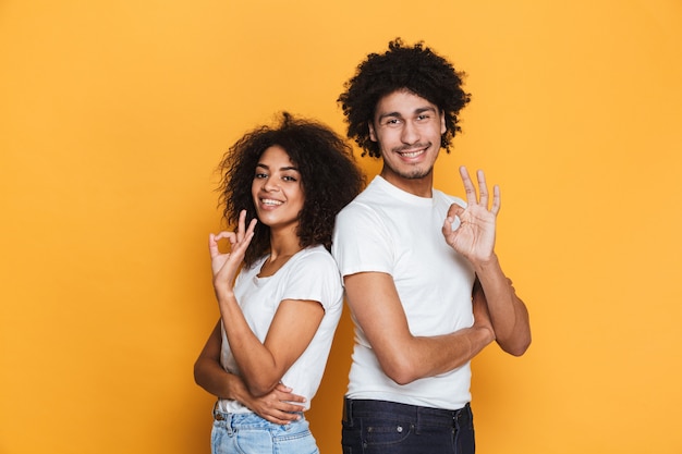 Retrato de una sonriente joven pareja afroamericana