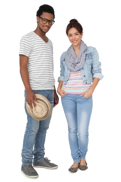 Foto retrato de una sonriente joven pareja de jóvenes