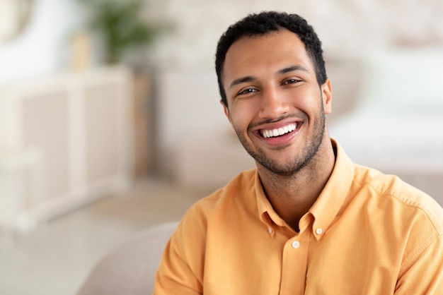 Foto retrato, de, sonriente, joven, posar, en cámara del juez